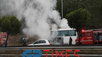 Θεσσαλονίκη: Φωτιά σε σχολικό λεωφορείο στον περιφερειακό 