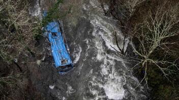 Τουλάχιστον τρεις οι νεκροί και τέσσερις οι αγνοούμενοι, από την πτώση λεωφορείου σε ποτάμι της Γαλικίας