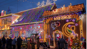 Άναψαν 60.000 φωτάκια στο «Σπίτι των Χριστουγέννων» και δέχτηκαν απειλητική επιστολή