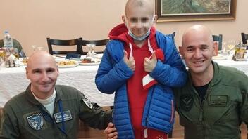 Στελέχη της Πολεμικής Αεροπορίας ξύρισαν τα κεφάλια τους για τα παιδιά της "Φλόγας"
