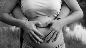 Έγκυος τριών μηνών χτύπησε με ρόπαλο τον σύντροφο της