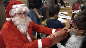 Ο Άγιος Βασίλης μοίρασε δώρα στα παιδιά των Αστυνομικών Χανίων
