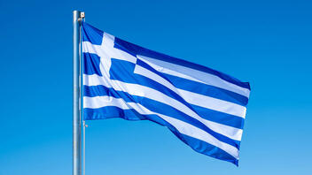 Η ελληνική σημαία από τη Σμύρνη που κυματίζει στη θάλασσα του Αιγαίου