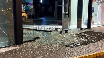 Θεσσαλονίκη: Κουκουλοφόροι επιτέθηκαν με βαριοπούλες σε πέντε καταστήματα στην Τούμπα