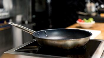 Πώς θα καθαρίσουμε το τηγάνι από τα καμένα λίπη χωρίς να το χαράξουμε
