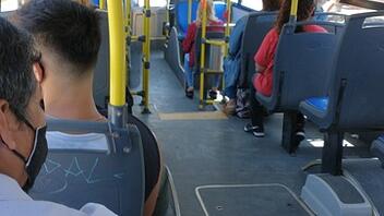  Ηλικιωμένος παρενοχλούσε σεξουαλικά νεαρές μέσα σε λεωφορείο