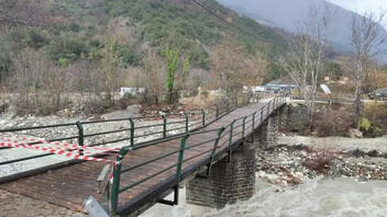 Ιωάννινα: Προβλήματα στους δρόμους - Ζημιές σε πεζογέφυρα στα Τζουμέρκα