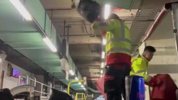 Βίντεο: Υπάλληλοι αεροδρομίου πετούν με μανία αποσκευές επιβατών