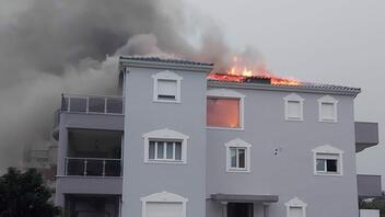 Ο κεραυνός άναψε φωτιά σε τριώροφη κατοικία στην Καλαμάτα