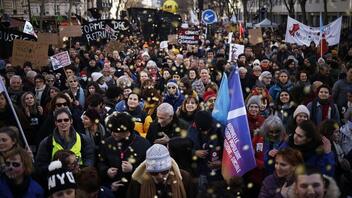 Δεκάδες χιλιάδες άνθρωποι διαδηλώνουν στη Γαλλία