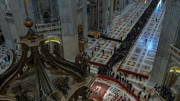 Σε λαϊκό προσκύνημα η σορός του επίτιμου πάπα Βενέδικτου