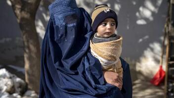 Αφγανιστάν: Ζευγάρι θρηνεί για τον χαμό του 3 μηνών παιδιού του, θύμα του φονικού χειμώνα που πλήττει τη χώρα