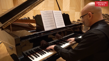 Λίγο πριν την επίσημη πρώτη του «Βενιζέλου» ο Δ. Μαραμής παίζει πιάνο!