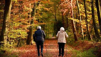 Μικρότερος ο κίνδυνος άνοιας για τις ηλικιωμένες που περπατάνε περισσότερο 