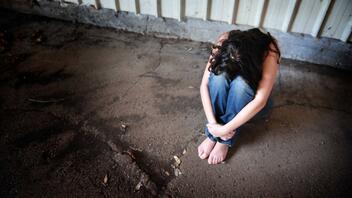 Panic button: Δωρεάν σε γυναίκες θύματα ενδοοικογενειακής βίας