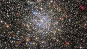 Το διαστημικό τηλεσκόπιο Hubble κατέγραψε πολύχρωμο σμήνος διάσπαρτων άστρων