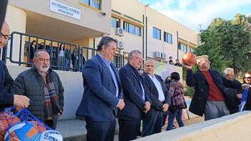 Χιλιάδες μπάλες από την Περιφέρεια στα σχολεία της Κρήτης