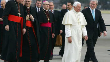 Πάπας Βενέδικτος: Η ιστορία πίσω από τα κόκκινα παπούτσια του 