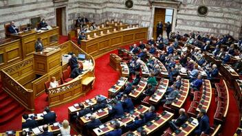 Πρόταση δυσπιστίας: Βέλη Χατζηδάκη και Πιερρακάκη εναντίον ΣΥΡΙΖΑ - Δείτε Live!