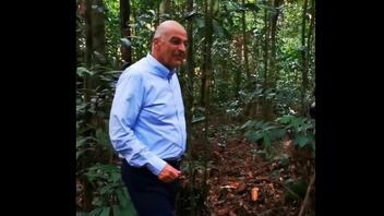 Ν. Δένδιας: «Μοναδική εμπειρία: Στο τροπικό δάσος του εθνικού δρυμού της Γκαμπόν»	
