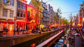 Το Άμστερνταμ απαγορεύει την κάνναβη στα κόκκινα φανάρια