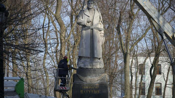 Απομακρύνθηκε το άγαλμα του σοβιετικού απελευθερωτή του Κιέβου από τους ναζί