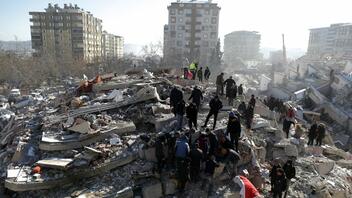 Τούρκος σεισμολόγος: Έως και 200.000 άνθρωποι κάτω από τα ερείπια