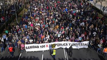 Χιλιάδες διαδηλωτές στους δρόμους της Μαδρίτης για τη δημόσια υγεία