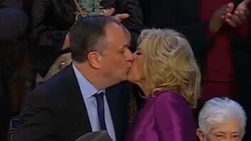 Το φιλί της συζύγου του Προέδρου στον σύζυγο της Αντιπροέδρου!