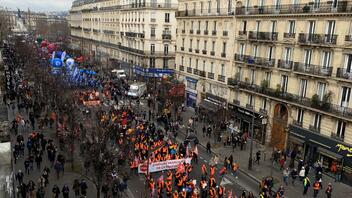 Γαλλία: Στους δρόμους δεκάδες χιλιάδες διαδηλωτές για το συνταξιοδοτικό 