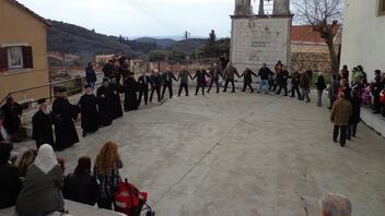 Κέρκυρα: Ο χορός των γερόντων με πρώτους τους ιερείς