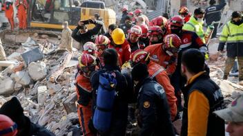 Σεισμός στην Τουρκία: «Γειά σου ομορφούλα, είμαστε εδώ για να σε βγάλουμε έξω» 