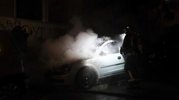 Φωτιά σε αυτοκίνητο εν κινήσει στο κέντρο της Καλαμάτας 