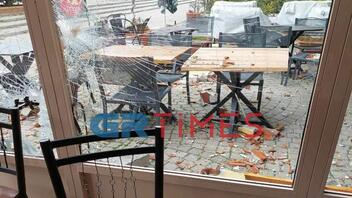 Παρ' ολίγον τραγωδία στην Κομοτηνή: Τούβλα έπεσαν στο αίθριο εστιατορίου