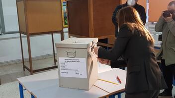 Προεδρικές εκλογές στην Κύπρο: Άνοιξαν οι κάλπες