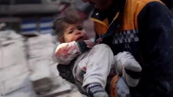 Συγκλονιστική στιγμή από τη διάσωση παιδιού στη Συρία μετά τα 7,8 Ρίχτερ!