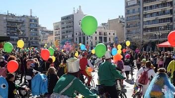 Καρναβάλι 2023: Η νυχτερινή ποδαράτη παρέλαση των αρμάτων στην Πάτρα
