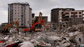 Τουρκία: Πατέρας και κόρη καταπλακώθηκαν μετά το νέο σεισμό – Κατέρρευσαν κτίρια