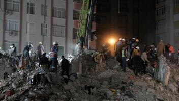 Σεισμός στην Τουρκία: Το κτίριο έγειρε και αποκαλύφθηκε ότι δεν είχε θεμέλια!