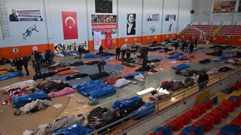 Εικόνες που συγκλονίζουν στην Τουρκία: Στα γήπεδα η αναγνώριση των θυμάτων!