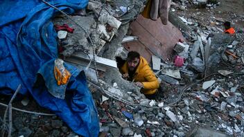 Θρηνεί η Ανατολία: Πάνω από 4.300 οι νεκροί, εκατομμύρια οι άστεγοι