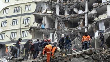 Τουρκία: Απαγόρευση απολύσεων και στήριξη σε επιχειρήσεις στις πληγείσες από τον σεισμό περιοχές