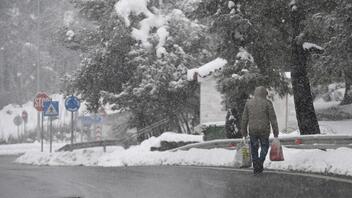 Κακοκαιρία "Μπάρμπαρα": Χιονίζει στα βόρεια προάστια της Αθήνας