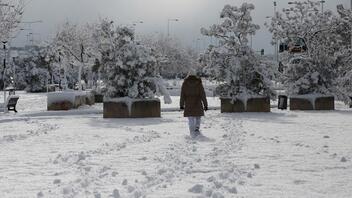 Με πυκνές χιονοπτώσεις τοπικά συνεχίζει και σήμερα η κακοκαιρία