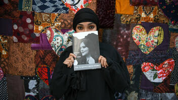 Αυτό είναι το έργο που δημιουργήθηκε από τις μαντίλες των Λαρισαίων για τις γυναίκες του Ιράν