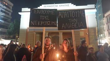 Βαριά και πένθιμη η ατμόσφαιρα στη σιωπηρή διαμαρτυρία στο Ηράκλειο