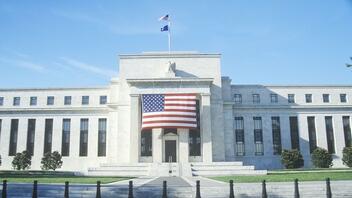 Bloomberg: Η Fed συζητεί ενεργοποίηση "μηχανισμού έκπτωσης"