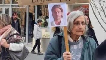 Ο Μακρόν, ο Μπραντ Πιτ και το viral πλακάτ της διαδηλώτριας