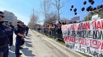 Θεσσαλονίκη: Διαμαρτυρία φοιτητών με μαύρα μπαλόνια στην παρέλαση