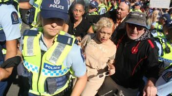 Οι αρχές της Ζηλανδίας φυγάδευσαν την αντι-τρανς ακτιβίστρια Posie Parker 